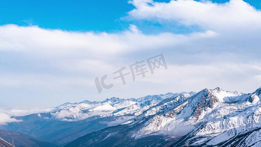 藏族骑马摄影照片_壮丽连绵贡嘎雪山景区蜀山之王天空云层祖国河山风景