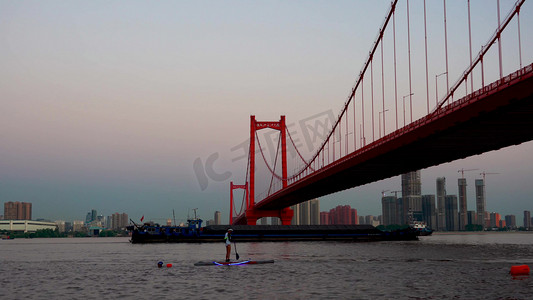 武汉城市现代建筑鹦鹉洲大桥划船