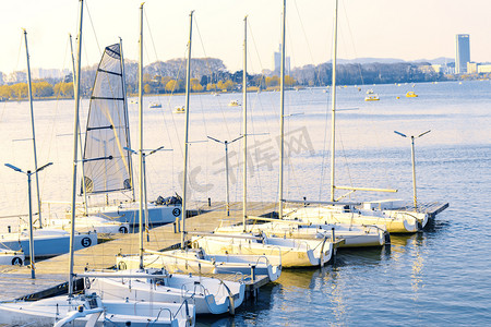 秋天下午玄武湖帆船湖面上划船摄影图配图