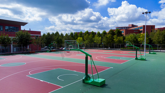 篮球社招新摄影照片_学校白天篮球场操场打篮球摄影图配图