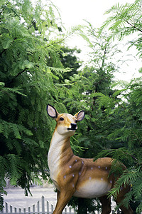 秋天下午一只小鹿雕像公园看风景摄影图配图