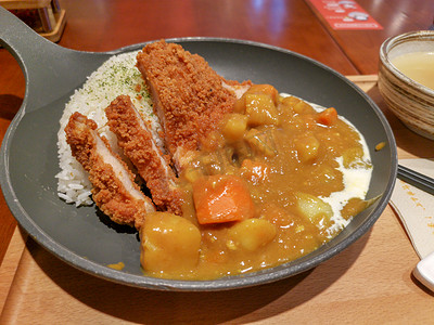 美食咖喱炸鸡日料米饭摄影图配图