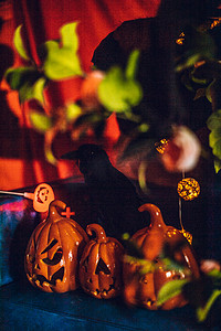 诸圣节摄影照片_万圣节夜晚三个南瓜灯在沙发上放着摄影图配图