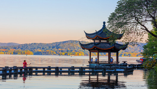 浙江杭州摄影照片_秋天旅游早晨夕影亭景区内摇动摄影图配图