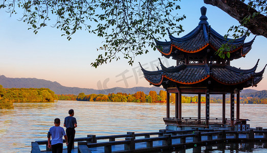 浙江杭州摄影照片_秋天旅游清晨夕影亭景区内摇动摄影图配图