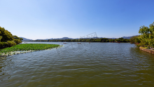 浙江杭州摄影照片_秋季旅游天亮湖水景区内摇动摄影图配图