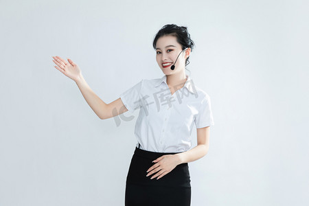 讲解摄影照片_社保客服银行客服讲解产品微笑服务摄影图配图