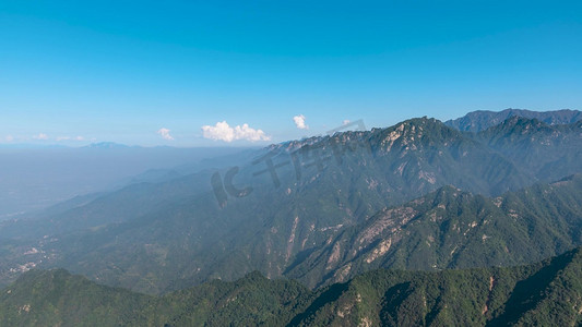陕西省绥德县摄影照片_蓝天白云下的陕西秦岭山脉自然风光