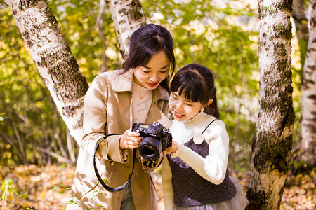 秋季人像家庭秋天景色亲子妈妈和女儿拍照摄影图配图