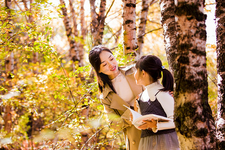 秋季人像妈妈女儿秋天景色亲子家庭摄影图配图