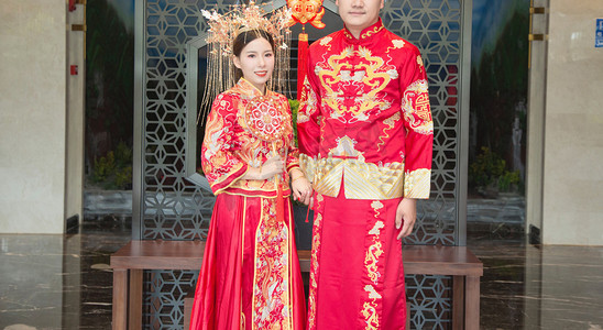 新娘中式结婚美女新郎摄影图配图