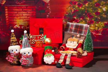 圣诞节早上雪人圣诞帽室内礼物盒摄影图配图