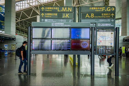 广州广州机场飞机场候客厅航班信息栏摄影图配图