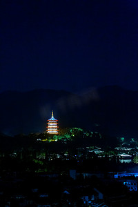 秋天旅游夜里雷峰塔景区内移动摄影图配图