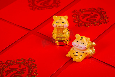 春节两个老虎玩偶红包摆放摄影图配图