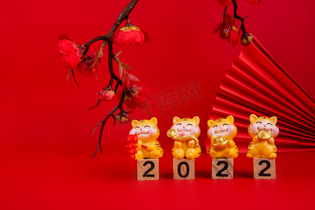 春节白天四个玩偶老虎红色背景站立摄影图配图