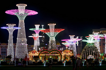 泰国夜晚泰国皇宫城市建筑夜景摄影图配图