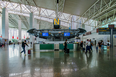 广州广州机场候客大厅飞机场出行摄影图配图
