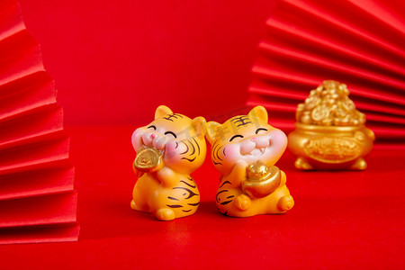 春节白天两只小老虎玩偶红色背景站着摄影图配图