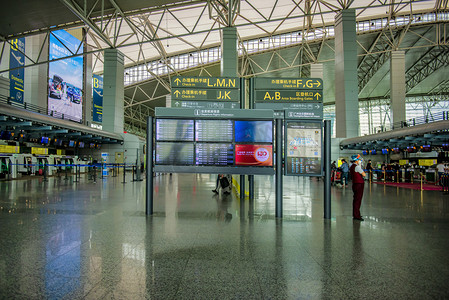 广州机场摄影照片_广州广州机场飞机场候客厅航班信息摄影图配图