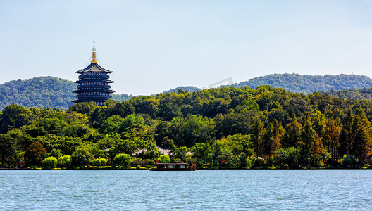 浙江杭州摄影照片_秋日旅游下午雷峰塔景区内流动摄影图配图