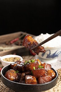 飞船贴图摄影照片_特色美食早上红烧肉餐桌上夹起摄影图配图