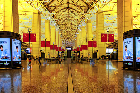 回程摄影照片_广州广州机场飞机场候客厅出行夜景摄影图配图