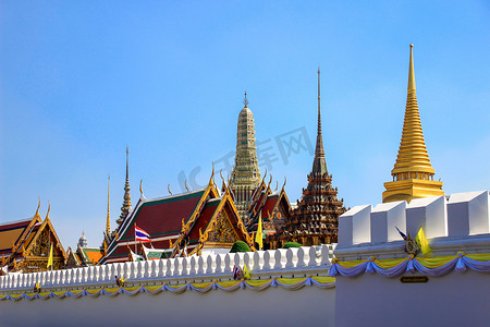 泰国皇宫摄影照片_泰国晌午皇宫泰国风情宫殿摄影图配图