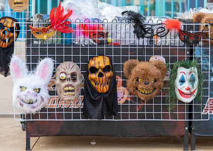 万圣节主题的恐怖面具装饰下午面具室外静物摄影图配图