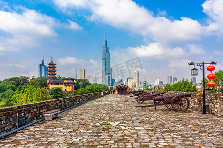 南京明城墙与古今交融的城市天际线摄影图配图