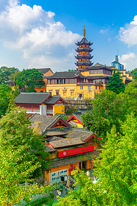 紫的摄影照片_南京鸡鸣寺和远处的紫峰摩天大厦摄影图配图