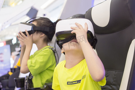 VR儿童科技孩子眼镜摄影图配图