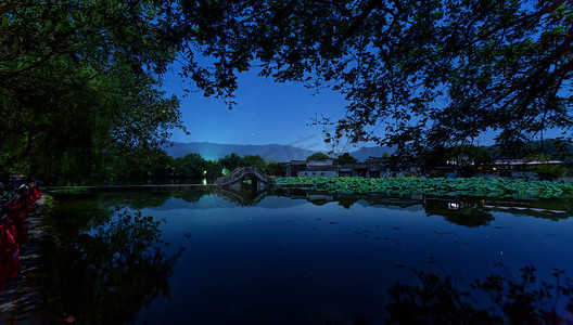 风景黄山风景摄影照片_出游凌晨石桥水边摇动摄影图配图