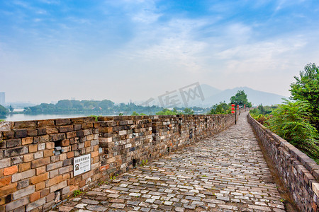 秋天南京紫金山与玄武湖畔的古老的明城墙遗址摄影图配图