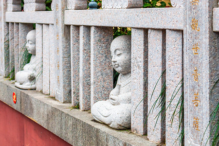南京毗卢寺秋天禅院里的小沙弥雕像特写摄影图配图