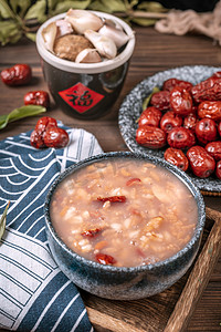 盐水花生摄影照片_红枣花生多种食材熬制美味可口腊八粥摄影图配图