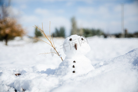 雪人ppt模板摄影照片_雪人白天小雪人户外雪地无摄影图配图