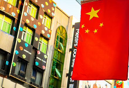 中国国旗摄影照片_国旗外拍五星红旗商业街特写摄影图配图