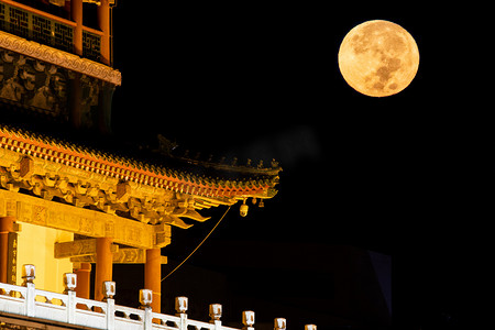 中秋节图摄影照片_钟楼悬月夜晚钟楼室外静物摄影图配图