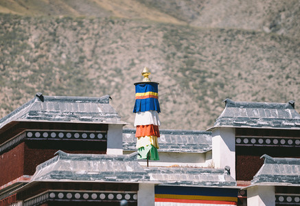 经幡摄影照片_拉卜楞寺建筑顶上的装饰中午经幡室外静物摄影图配图