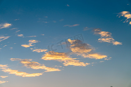 天空傍晚云朵空中漂浮的云朵摄影图配图