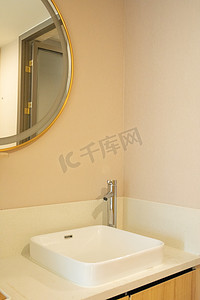 镜子摄影照片_酒店白天镜子洗手盆房子摄影图配图