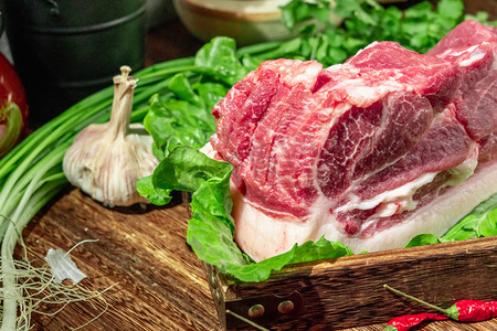 猪肉荠菜摄影照片_青菜下午猪肉室内肉食摄影图配图