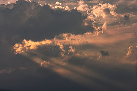 耶稣光下午西湖上空的云天空云层摄影图配图