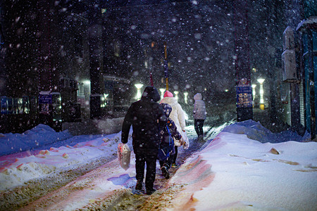东北初雪一家三口街道行走摄影图配图