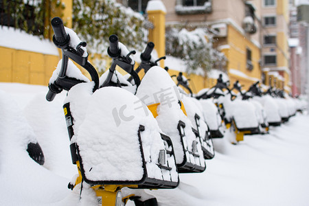 鞍山上午电单车路边被雪掩盖摄影图配图