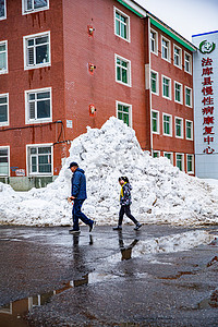 东北大雪冬天父女街道行走摄影图配图