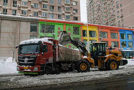 城市上午工程机械马路铲雪摄影图配图