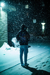 东北冬天初雪一个人街道背影摄影图配图