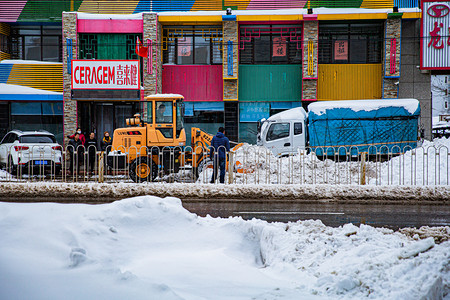 东北冬日下雪街道铲雪摄影图配图